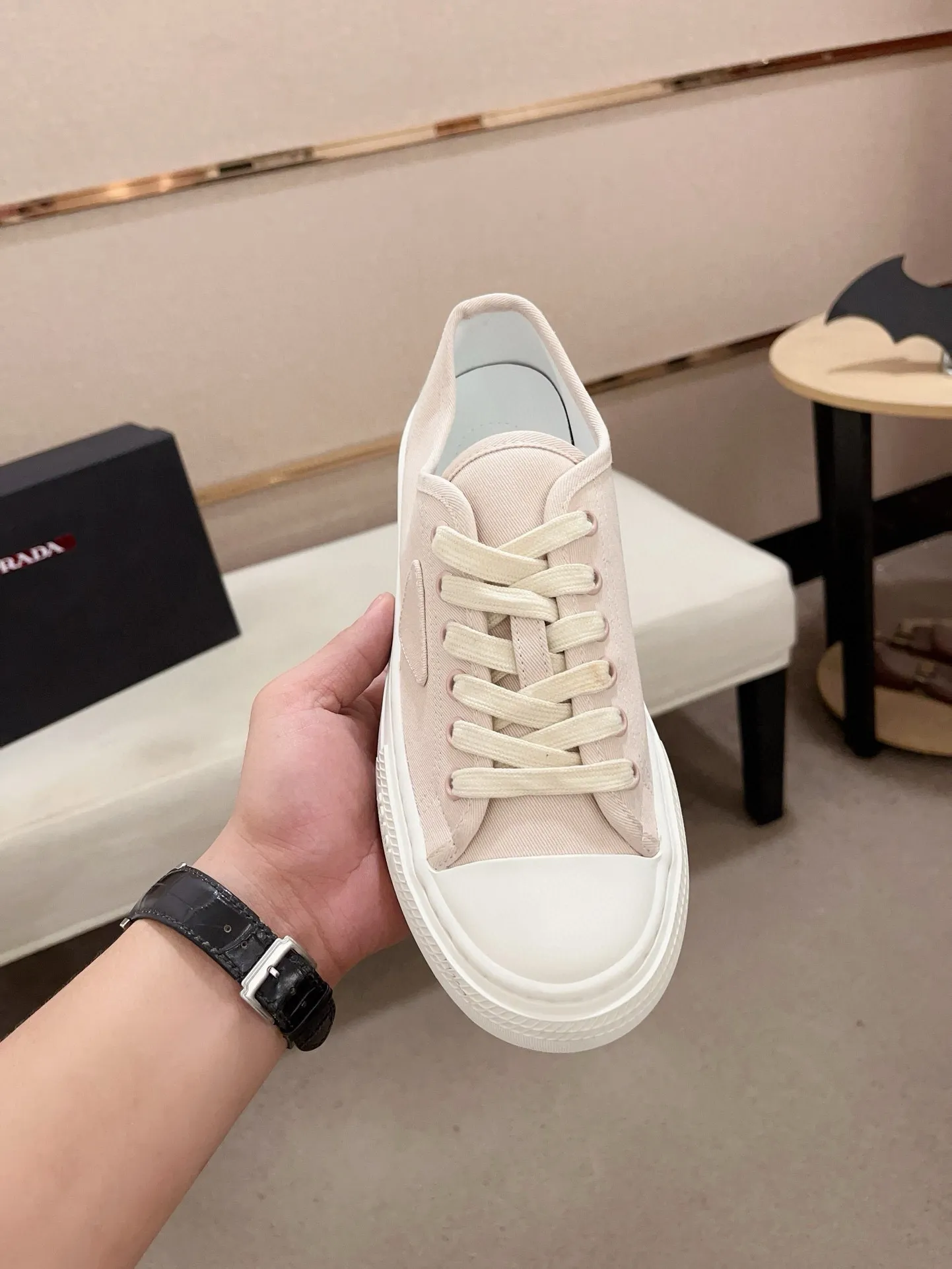 Men's shoes 💰 580💰 ✔️✔️✔️High-quality new PRADA counters are launched at the same time. The new men's shoes and 😘fabrics are selected from first-layer cowhide and are made by pure handicrafts. Lining: Full cowhide lining. 👍🏿 High-end ☄️ air-cushion molded anti-slip rubber outsole, exquisite lines, simple and elegant, comfortable and high-end for leisure travel. Code number: 38 to 44 (45 can be customized)